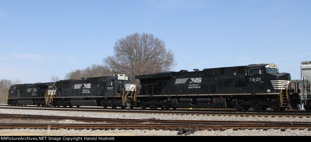 NS 2557 & 7601 roll through town with an empty grain train